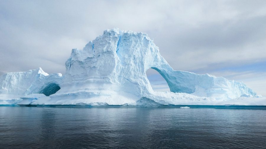 Eisberg mit Bogen im Meer