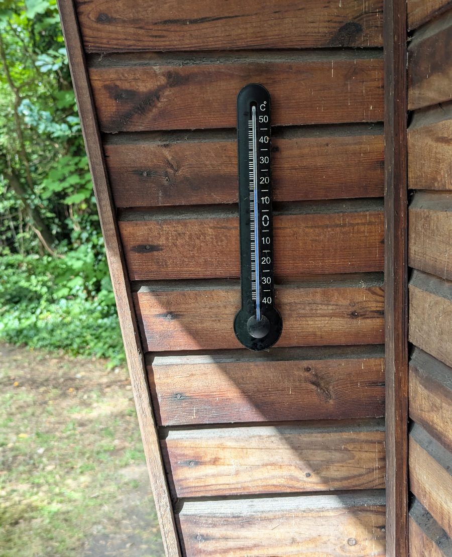 Thermometer an einer Holzwand