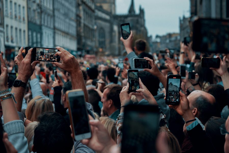Menschenmenge filmt mit Mobiltelefonen